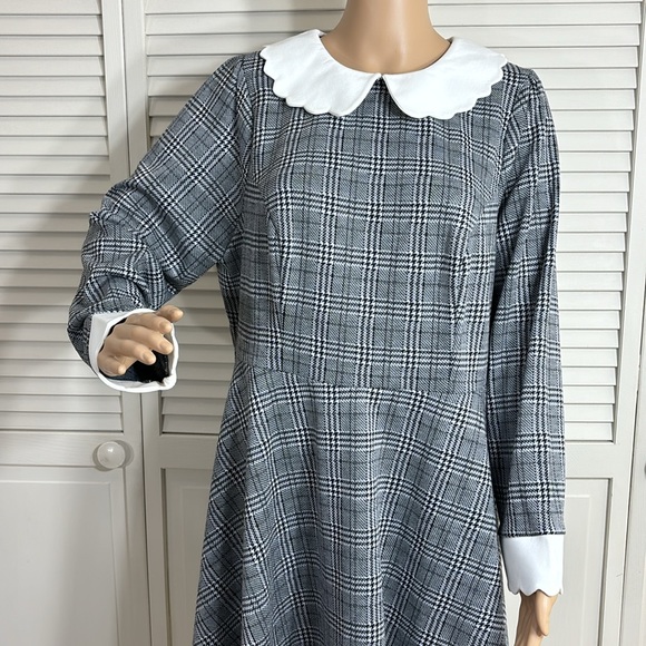 Classic Gray Plaid Dress with White Collar - Picture 4 of 14